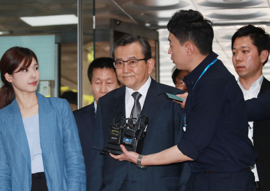 건설업자 윤중천씨 등에게서 금품과 향응을 제공받은 정황과 성범죄 의혹을 받는 김학의 전 법무부 차관이 16일 오전 서울 서초동 중앙지법에서 열린 구속전 피의자 심문(영장실질심사)을 받기 위해 법정으로 향하고 있다. <연합뉴스>